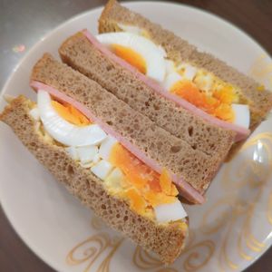 たりおの作ってみた!投稿(W卵で綺麗！ハムエッグサンドイッチ)