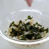 裏ワザで辛くない！新玉ねぎと海苔のやみつきサラダの工程3