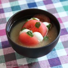 トマトとモッツアレラチーズの味噌汁