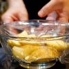 家族が奪い合うおかず「豚こまポテトの塩こんぶ炒め」の工程2