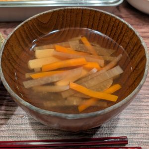 しわきの作ってみた!投稿(根菜とかまぼこの麺つゆスープ)