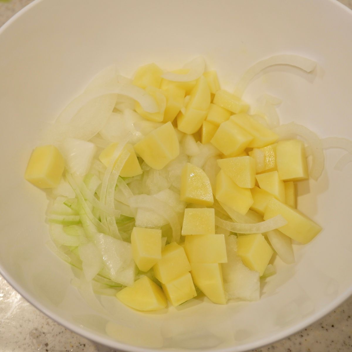 レンジで野菜を甘く♡『ベーコンポテトのオニオンスープ