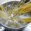 太麺で作る「茄子とズッキーニのトマトソースパスタ」の工程1