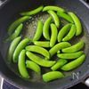 【スナップえんどうの味噌ナッツ和え】ざくざくで手が止まらないの工程1