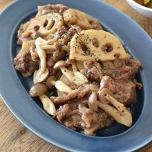 [牛肉とれんこんの黒コショウ炒め]ピリッと甘くてご飯が進む