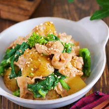 男子も喜ぶ♪『新じゃがと菜の花の肉じゃが風♡おかずポテサラ』