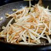 【白ごはん必須】豚キムもやしの旨辛炒め"決めてはカツオ節"の工程3