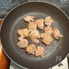 さっぱり爽やか♪鶏もも肉と水菜の塩レモン炒めの工程1