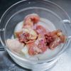 レンチンだけ！新玉ねぎと鶏肉のトマトのスパイスカレーの工程1