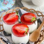 栄養満点おやつ♪なめらかお豆腐ミルクぷりん～苺ソース添え～
