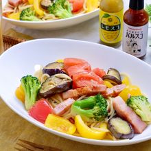 辛うまパスタ♪『たっぷり野菜とベーコンの彩りペペロンチーノ』