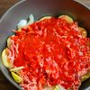 重ねて煮るだけ！とろ〜り卵とチーズのミートポテトトマトの工程4