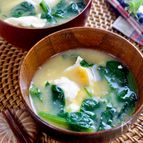 何度も食べたい♡『ほうれん草と落とし卵のお味噌汁』