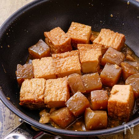 たれに味噌を溶かし、煮詰める。