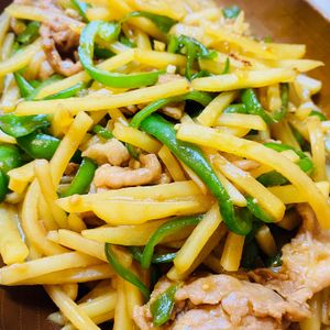 みおの作ってみた!投稿(【豚肉とじゃがいもで青椒肉絲】天才的に旨い♡時短でパパッと！)