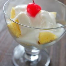 レンジで2分簡単ケーキ！ココナッツヨーグルトクリーム添え