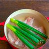 鶏とトマトの旨味とほっくりにんにくが美味！トマトにんにく鶏鍋の工程1