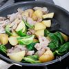 『豚バラ新じゃがとピーマンの辛味噌炒め』こってり♪ご飯が進むの工程3