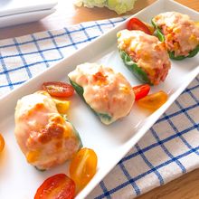 子供も喜ぶおつまみ♡ピーマンのケチャップライス詰めチーズ焼き