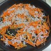 美味しい副菜【人参じゃこのオイルチーズ炒め】お弁当の彩にも！の工程2