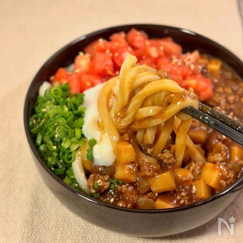 また食べたくなる!肉味噌たっぷりジャージャーうどん🍅
