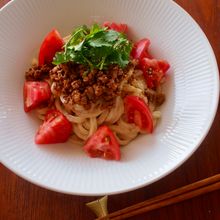 【トマトの汁なし担々麺】冷凍うどんでつくる旨辛スタミナ麺♪