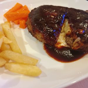 サラの作ってみた!投稿(【絶品チーズINハンバーグ】簡単デミソース♡肉汁が溢れ出る！)
