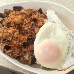 ターミネーターの作ってみた!投稿(なすとトマトで簡単！こってり甘辛【ソースそぼろ丼】)