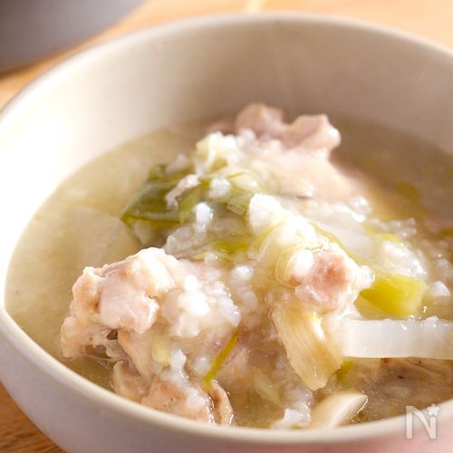 鍋で煮るだけ【体にやさしい手羽元の参鶏湯】