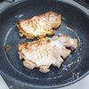 トマトソースで食べる「ポークソテー」（ほうれん草添え）の工程3