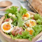 リーフレタスとトマトのチーズサラダ