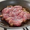 ほったらかしで簡単♪ガツンと旨い【鶏もも肉のガリバタ煮】の工程1