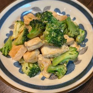 なつの作ってみた!投稿(むね肉で作る｢ブロッコリーのオイマヨ炒め｣)