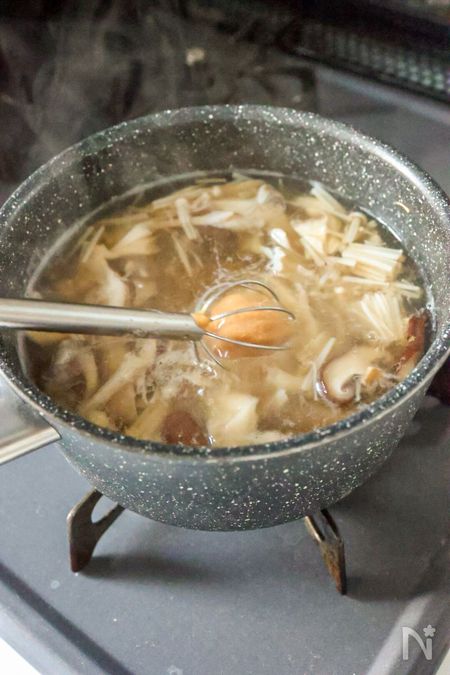 みそマドラーでお鍋に味噌を溶かし入れているところ