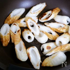 ちくわで簡単おつまみ♡『辛うま！ちくわのチリソース絡め』 | レシピ