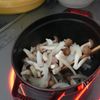 3歳7歳も病みつき！【しめじと新玉ねぎのカルボナーライス】の工程1