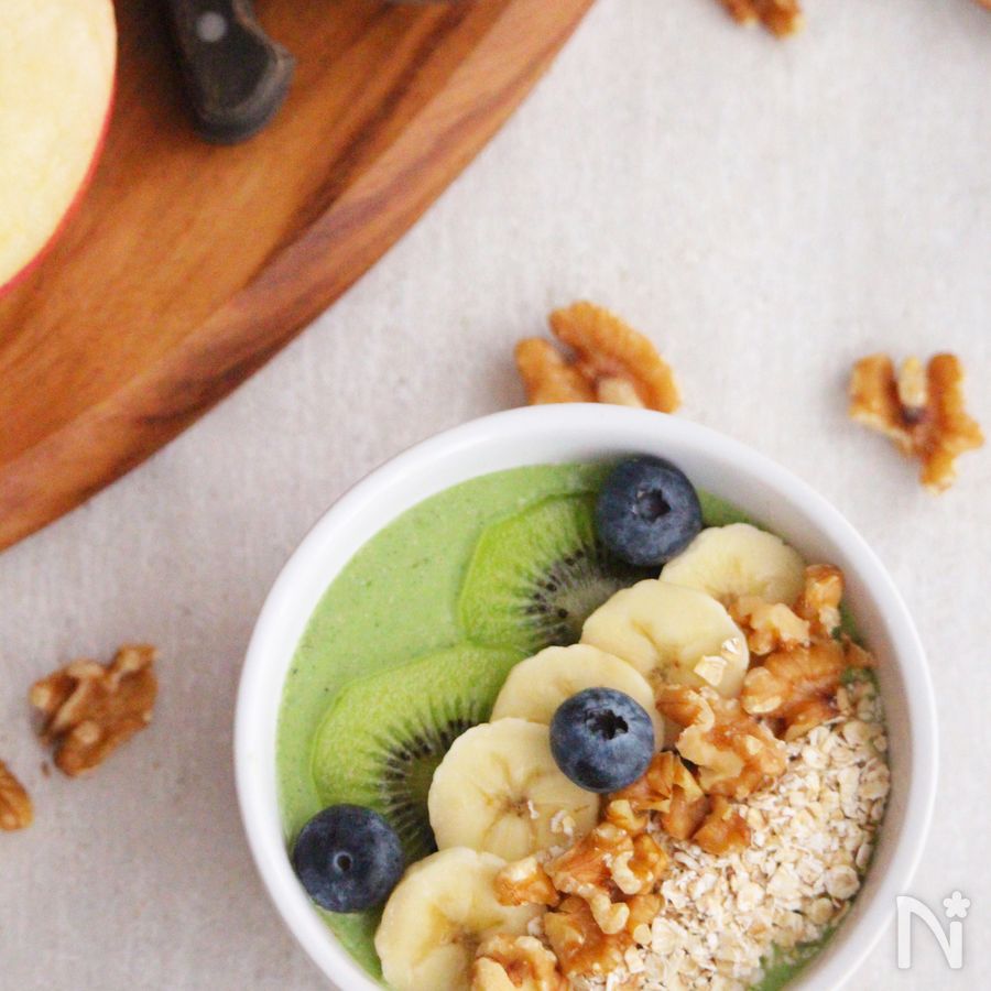 ストロベリーピーナッツバタースワールスムージーボウルのレシピ