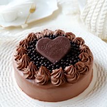 チョコレートクリームのデコレーションケーキ