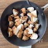 【あと一品って時にもってこい】
山盛りしいたけのテリテリ焼きの工程1