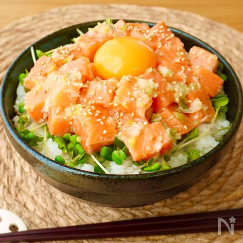 【ねぎ塩サーモン丼】ごま油香る♪