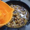 夫婦二人で食べる親子丼煮大盛り（親子丼でいただきます）の工程3