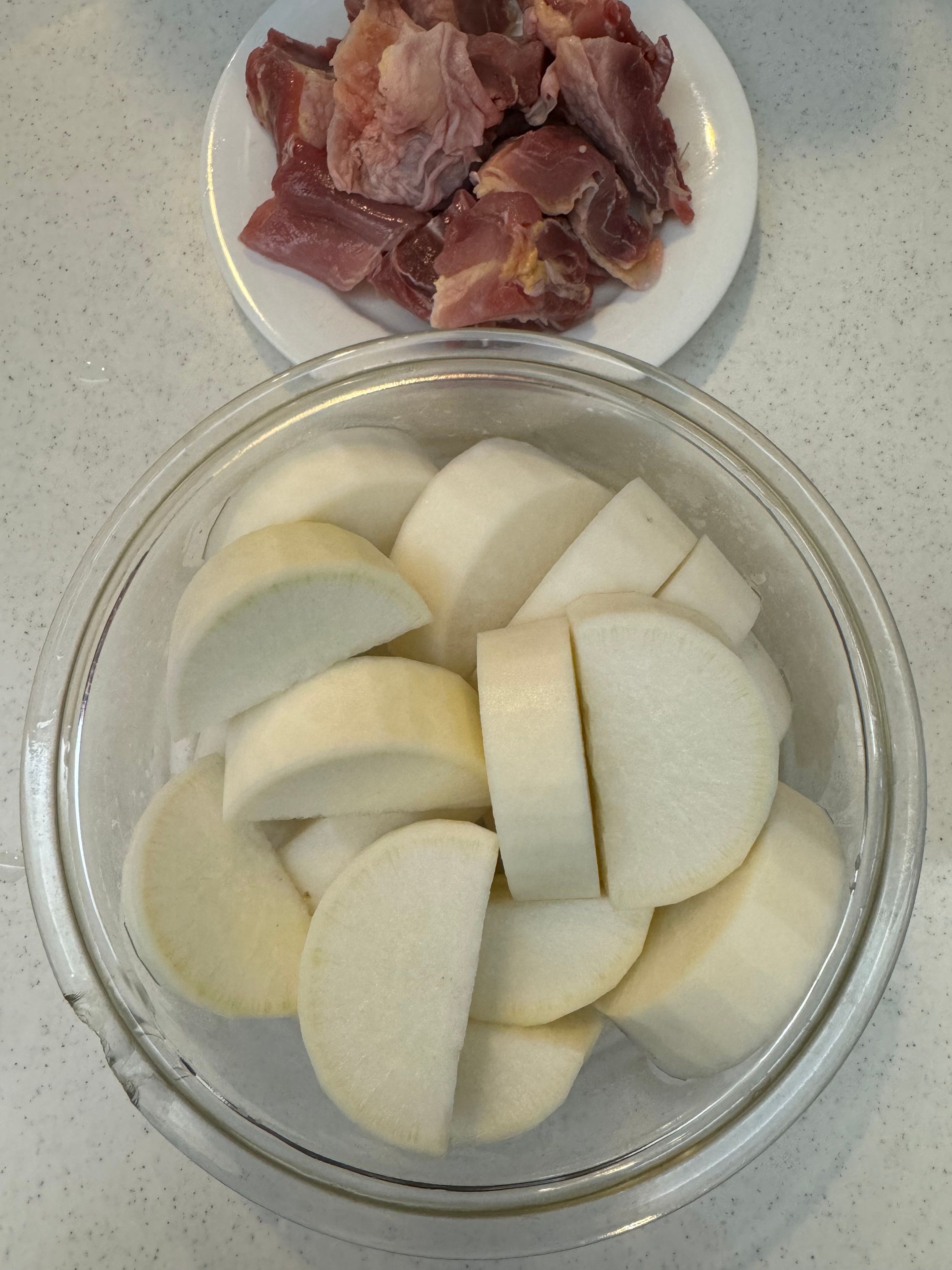 大根と肉を切る