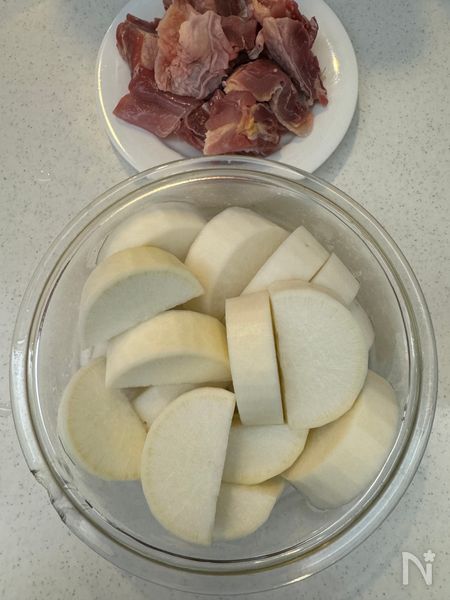 大根と肉を切る