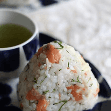 スモークサーモンとクリームチーズと林檎のオイルおにぎり