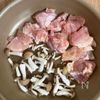 【鶏もも肉としめじの生姜焼き】甘めの味わい♡ご飯が進む♪の工程1
