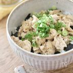 味の決め手は塩こうじ♪えのき入りあっさりそぼろ丼