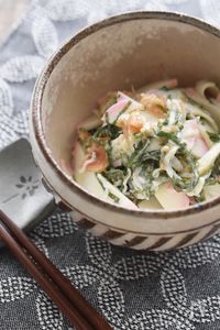 【あと一品・ラクうま小鉢】かまぼことシラスの梅大葉和え。