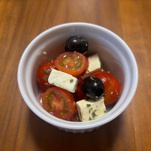 こむぎの作ってみた!投稿(【お弁当】トマトとオリーブとクリチのバジルマリネ)