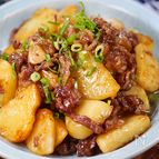 ワンパン簡単♪ほくほく新じゃがと牛肉の甘辛にんにく炒め🍚