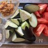 茄子とトマトの味噌炒めの下準備